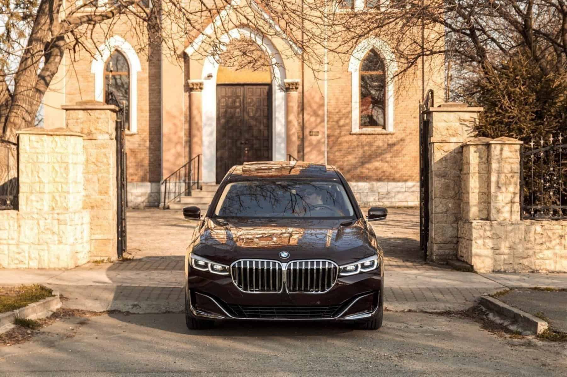 The massive front grille of the Bmw 7-series representative car taxi