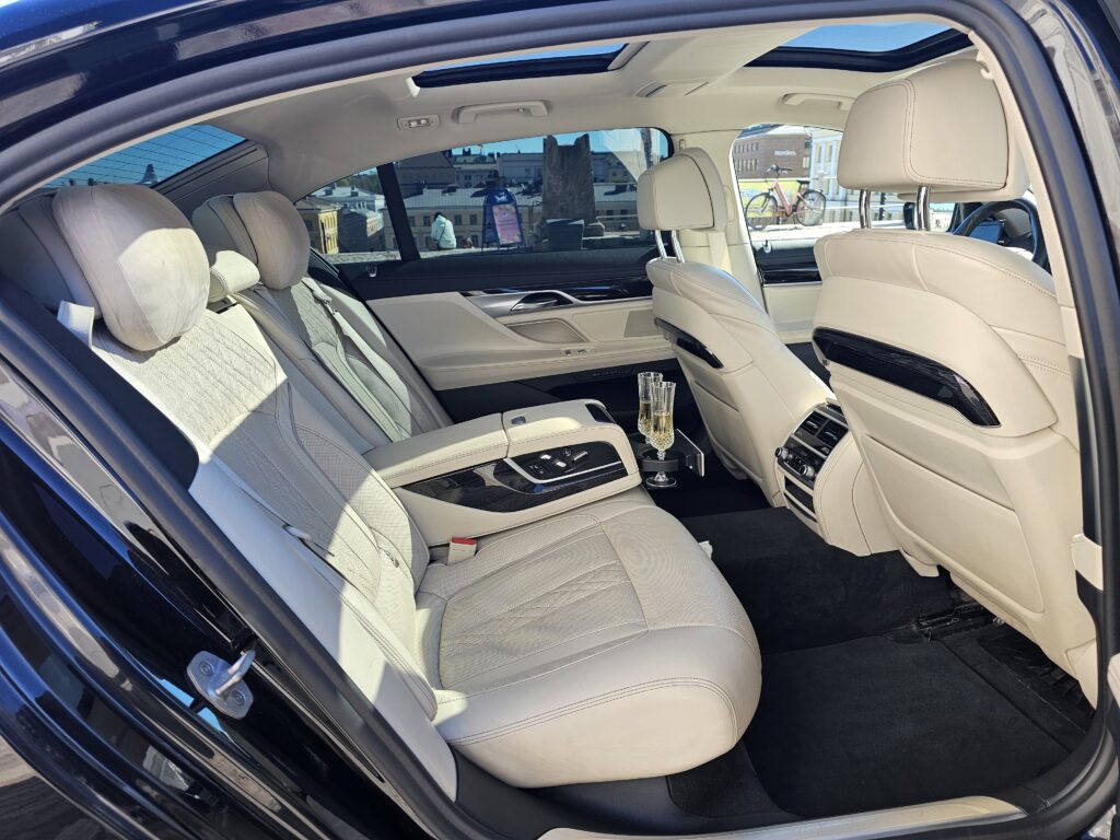 Täydellinen opas hääkuljetuksen valintaan 5 20240518 162139 2 |