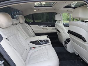 Bmw 7-sarjan takapenkki jossa on mukavuus istuimet