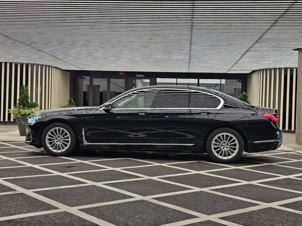 Klassikko vai Luksus? Näin valitset täydellisen hääauton 5 Bmw 745Le hotellin edessä