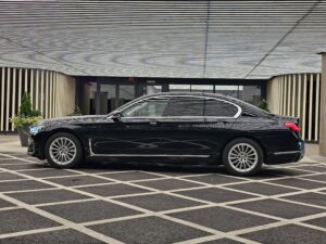 Bmw 745Le hotellin edessä