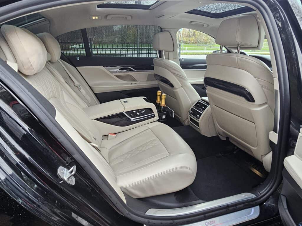 Klassikko vai Luksus? Näin valitset täydellisen hääauton 8 20241012 151423 |