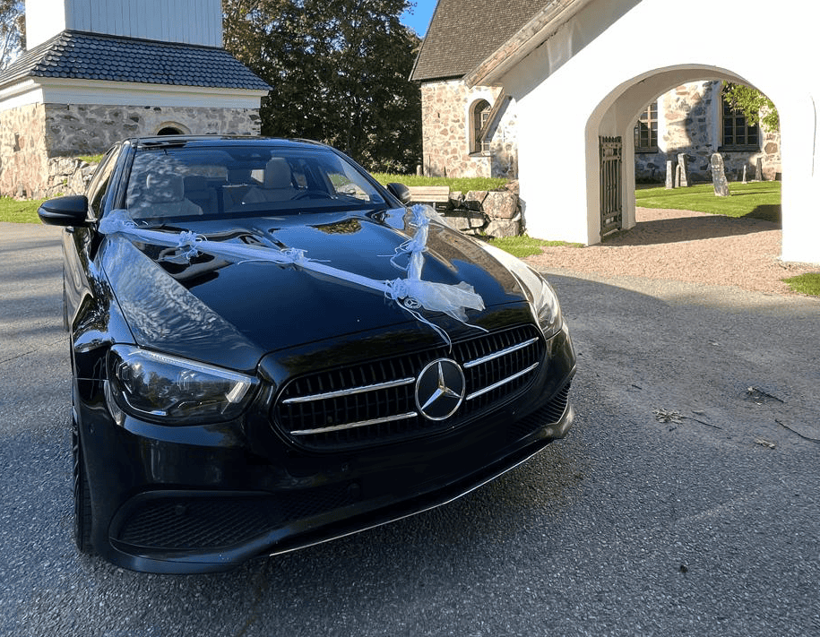 Klassikko vai Luksus? Näin valitset täydellisen hääauton 7 Mercedes E Haaauton keulakoristeet |