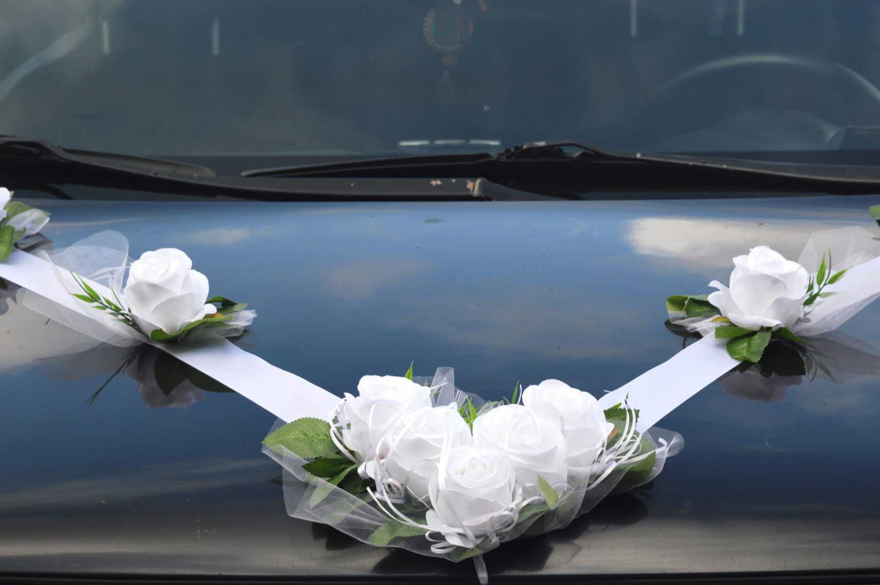 Täydellinen opas hääkuljetuksen valintaan 3 Hääautoon ruusukenauha koriste